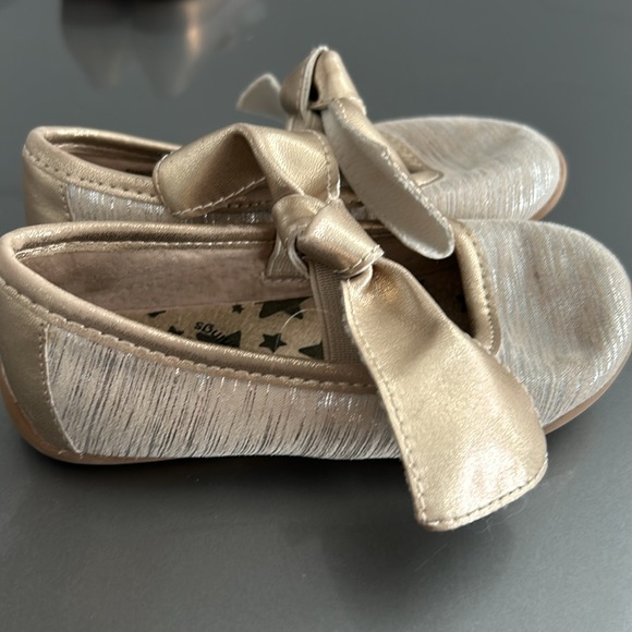 Toddler girls size 7 dress shoe ballet bow Livie & Luca gold shiny - Picture 2 of 4